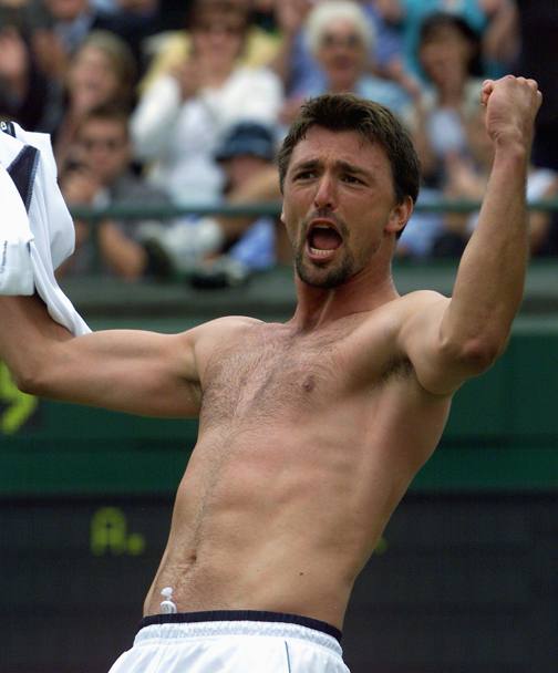 Un esultante Ivanisevic a Wimbledon 2001 dopo la vittoria su Roddick (Epa)